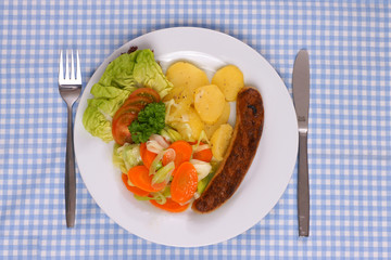 Bratwurst mit Gemüse und Kartoffeln