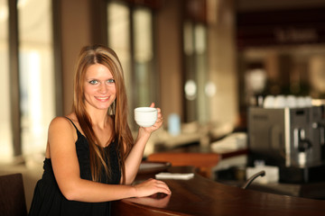 junge Frau im Cafe