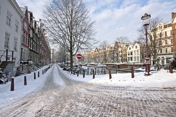 Naklejka premium Amsterdam covered with snow in the Netherlands