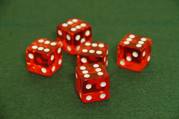 Würfel auf grünem Filz