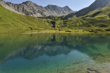 Lac de montagne dans les Alpes