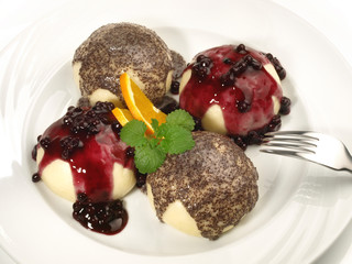 Dampfnudeln mit Mohn und Beeren