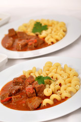 Rindfleischgulasch mit Nudeln