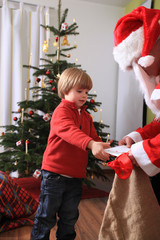 Weihnachtsmann und kleiner Junge