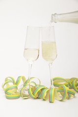 Sektgläser und Luftschlangen