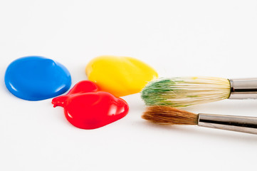 Acrylfarbkleckse und Pinsel