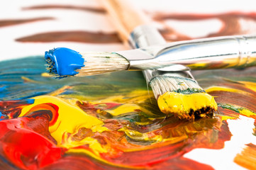 Pinsel mit Acrylfarben