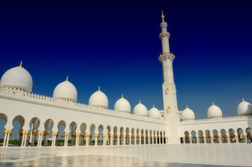 Fototapeta na wymiar Sheikh Zayed Meczet w Abu Dhabi 15