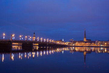 Naklejka premium Night river with bridge