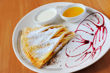 pancakes with powdered sugar