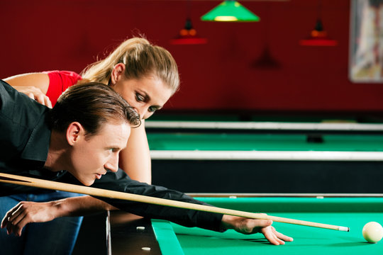 Paar spielt Billard