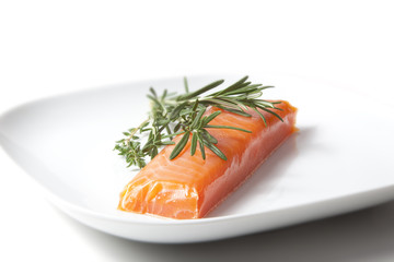 FRISCHE WILDLACHS MIT THYMIAN