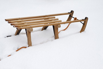 Holzschlitten im Schnee