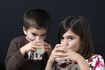due bambini bevono bicchiere di latte
