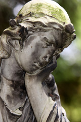 Fototapeta na wymiar Statue einer trauernden Frau