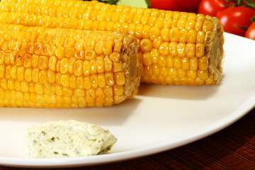 Gegrillter Mais mit Kräuterbutter