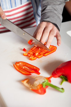 Cutting the pepper