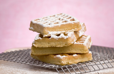 Waffeln mit Puderzucker