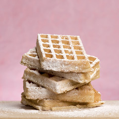 Waffeln mit Puderzucker