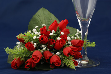 martwa natura, bukiet róż i kieliszek od wina  © ftomasz