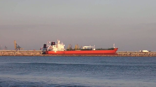 BARCO DESCARGANDO COMBUSTIBLE EN EL PANTALAN