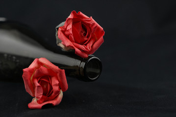 Fototapeta butelka w różach obraz