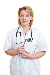 Doktor mit Reflexhammer