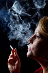 Obraz premium Raucherin mit Zigarette