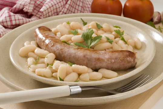 Spanish cuisine. Botifarra amb mongetes. Sausage with beans, Cat