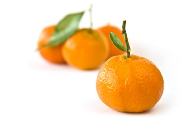 Orangen isoliert auf weißem Hintergrund