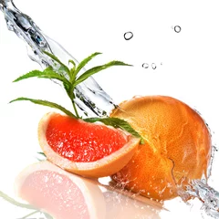  Waterplons op grapefruit met munt die op wit wordt geïsoleerd © artjazz