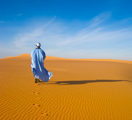 Homme marchant dans le désert