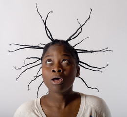jeune femme africaine à la coiffure électrique