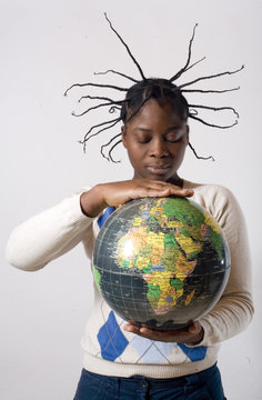 jeune femme noire tient un globe terrestre montre l'Afrique