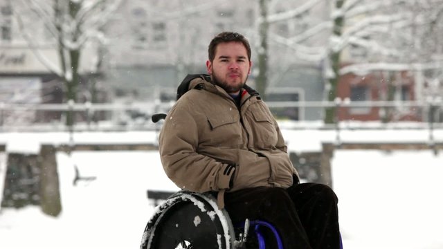 junger Rollstuhlfahrer im Park