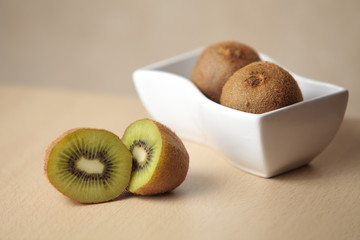 Kiwis en un cuenco blanco