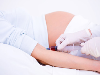Doctor takes blood on the analysis from pregnant