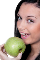 Frau mit Apfel, Obst und Vitaminen bei Diät