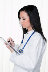 Arzt bei Diagnose im Krankenhaus und Krankenakt