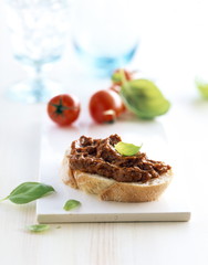 oliven Brot Aufstrich Tomaten