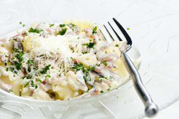 pasta with ham and champignons on white wine