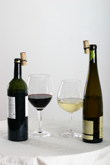 deux bouteilles de vin de qualité avec leurs verres