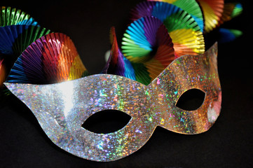 Karnevalsmaske und Dekoration auf schwarzen Hintergrund