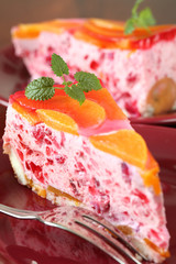 Red currant mousse with peaches and jelly