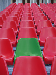 Grüner Sitz neben roter Mehrheit