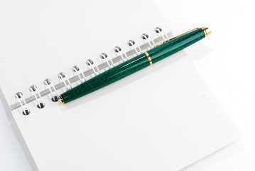 Grüner Stift mit Notitzblock