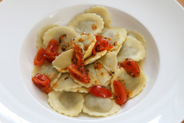 tortelloni mit tomaten-basilikum-sauce