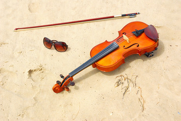 Violin with bow and sunglasses