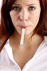 Frau mit Fieberthermometer