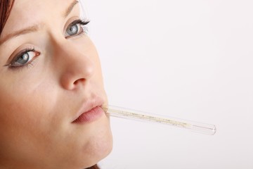 Frau mit Fieberthermometer
